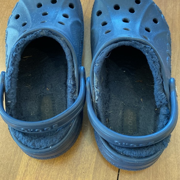 Navy blue, fleece lined crocs.  Size C 13. - Picture 4 of 9